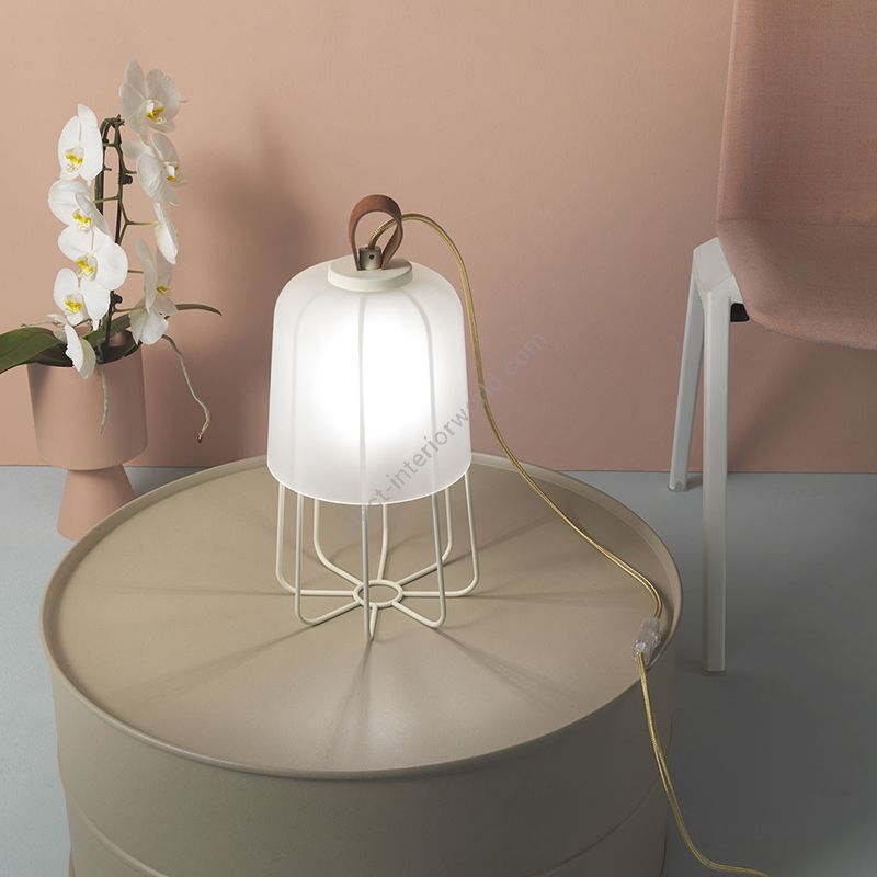 Table and floor lamp / Finish: Pure white (RAL 9005) / Accessories: Brown faux leather strap